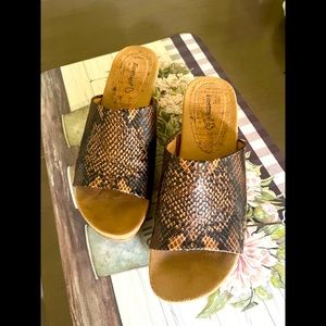 Ladie’s 7.5 BareTraps Leopard Sandals